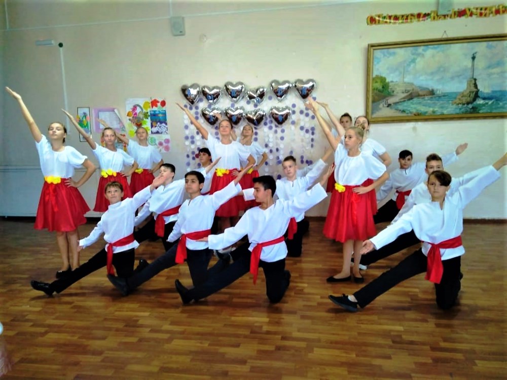 Педагоги дополнительного образования по хореографии на открытом занятии отработали комбинации в танце  «Русский перепляс»