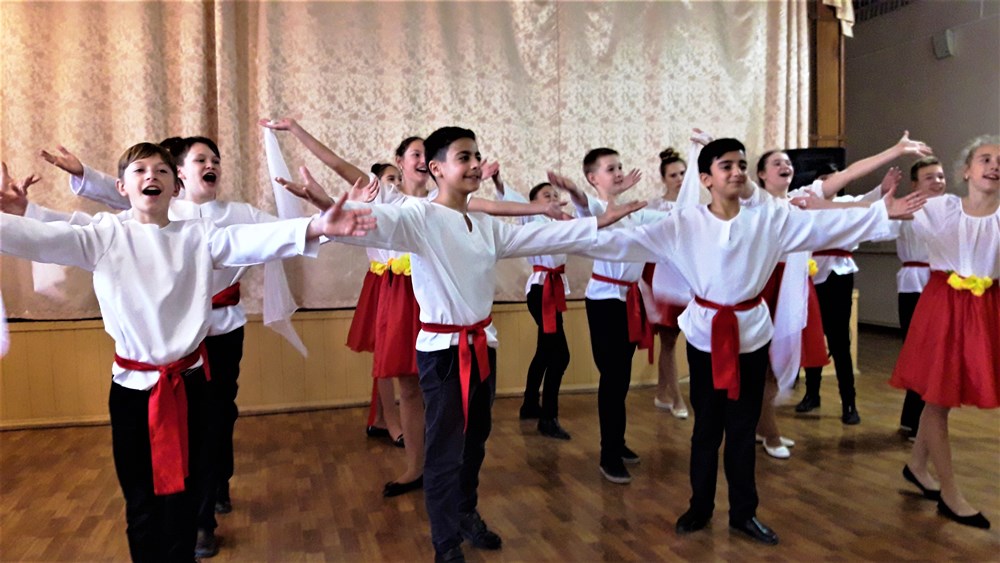 Педагоги дополнительного образования по хореографии на открытом занятии отработали комбинации в танце  «Русский перепляс»