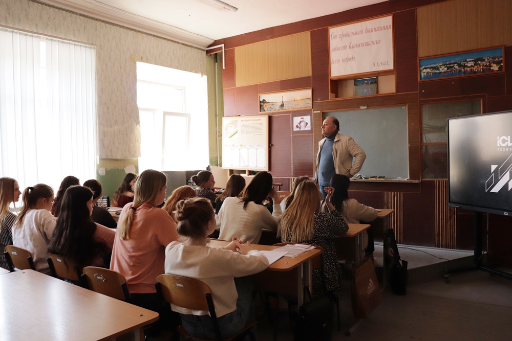 В ИРО прошли уроки-лекции  «Антироссийские экономические санкции и их влияние на отечественную экономику»