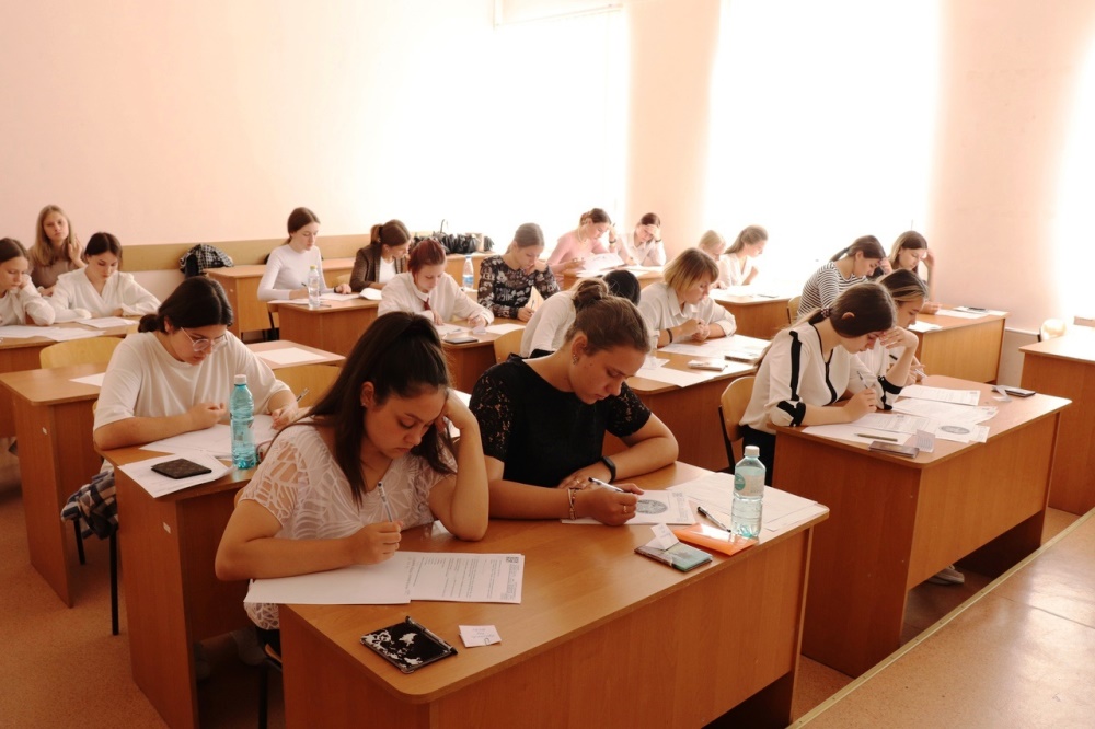 Студенты Педагогического колледжа ГАОУ ПО ИРО выполняют всероссийские проверочные работы