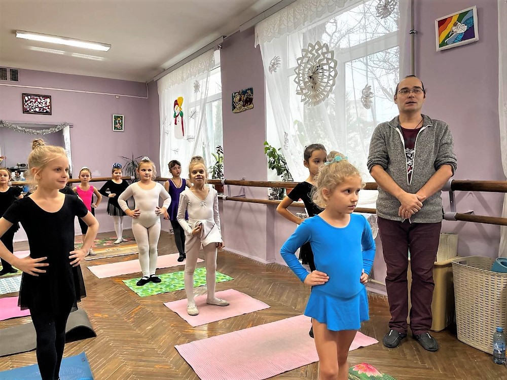 Педагог дополнительного образования показал на мастер-классе использование инновационных технологий на занятиях в хореографическом коллективе